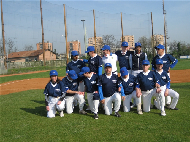 Il gruppo dei lampi al Derby giocato sul diamante Kennedy il 3 aprile 2011.